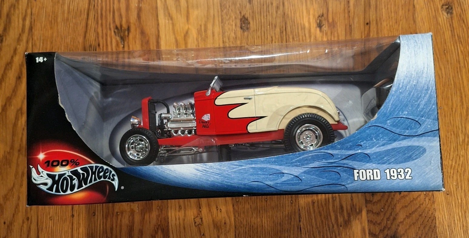 Hot Wheels 2000 1932 Ford Red & Cream with Removable Top 1:18 Scale Diecast Car