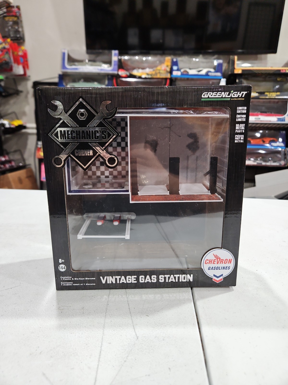 Greenlight Mechanic’s Corner Chevron Gasolines Vintage Gas Station Diorama New