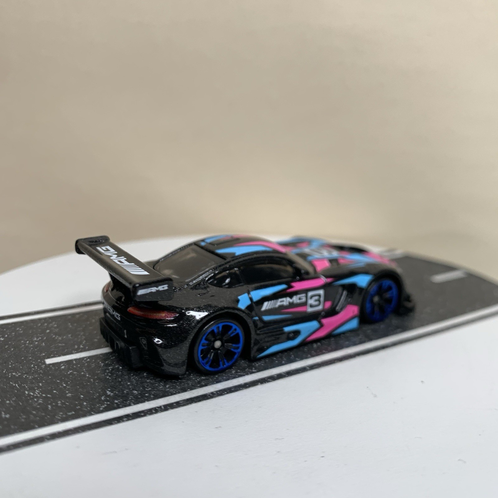 2024 Hot Wheels Neon Speeders #5/8 ’16 Mercedes-AMG GT3 Black/Blue/Pink 1:64 NM