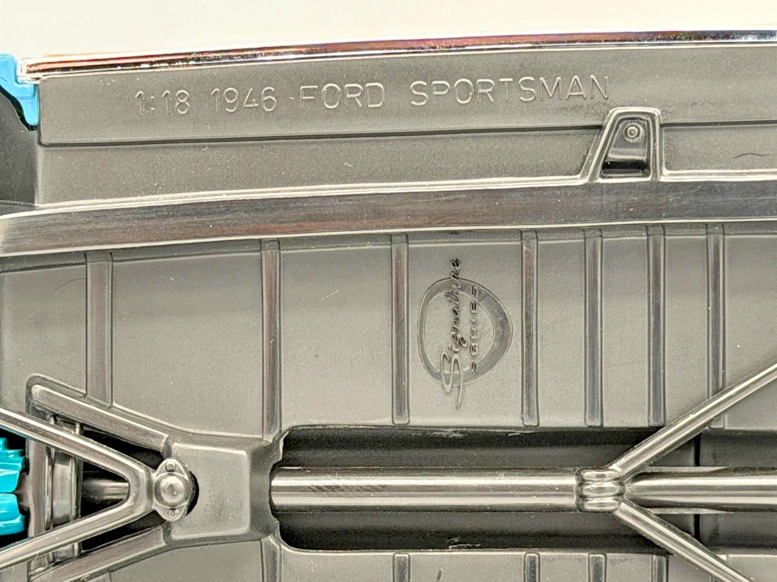 Signature Models Ford Sportsman Super Deluxe 1946 Blue Wood Panel Loose 1/18
