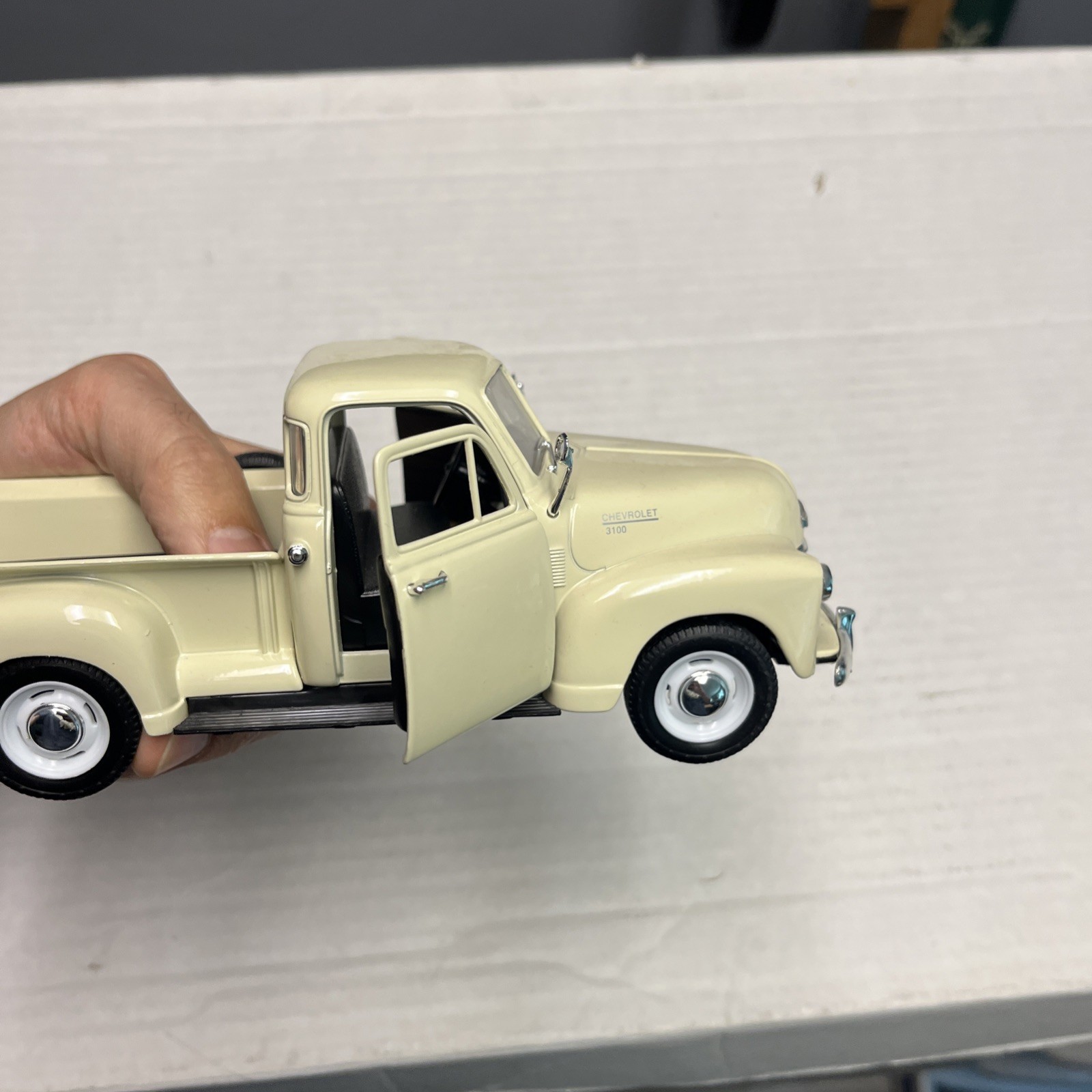 1953 Chevy 3100 Pickup Truck, Cream Welly 22087 1/24 scale Diecast Model Toy Car