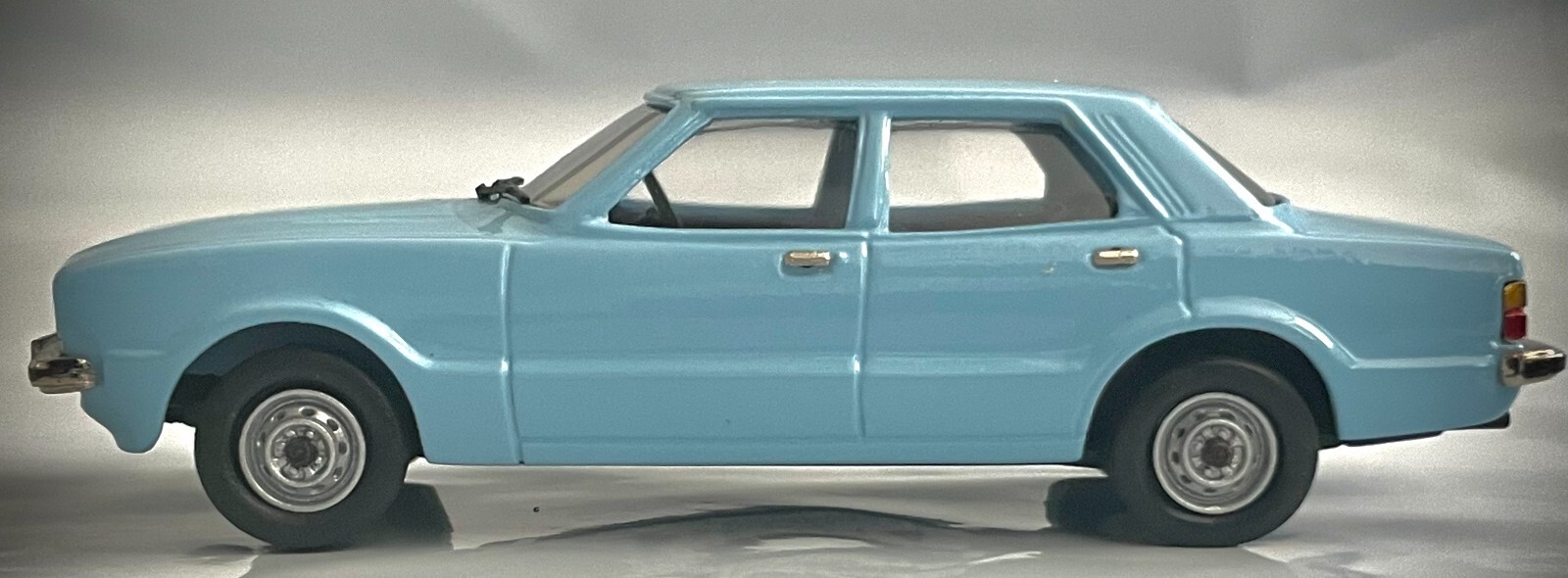 Lansdowne LDM 56 – 1979 Ford Cortina MKIV 1.6L, 4-Door Saloon (Bermuda Blue)