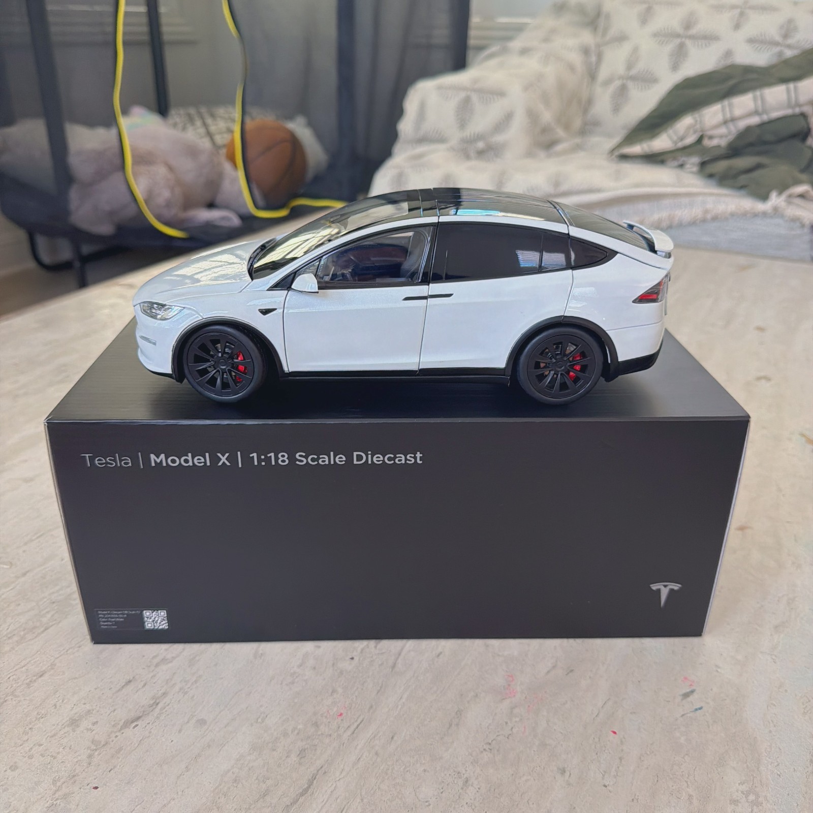 Brand New Genuine Tesla Model x 1:18 Scale Diecast White Model Car