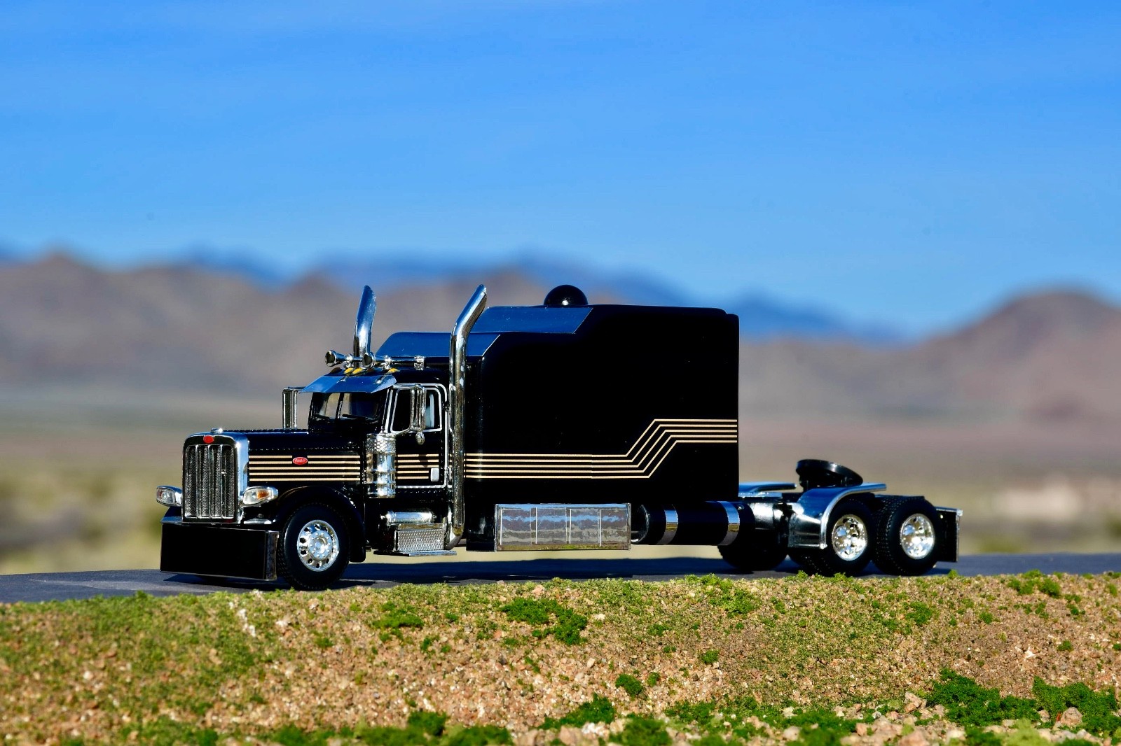 1/64 DCP Smokey and the Bandit Peterbilt 389 with standup custom built sleeper