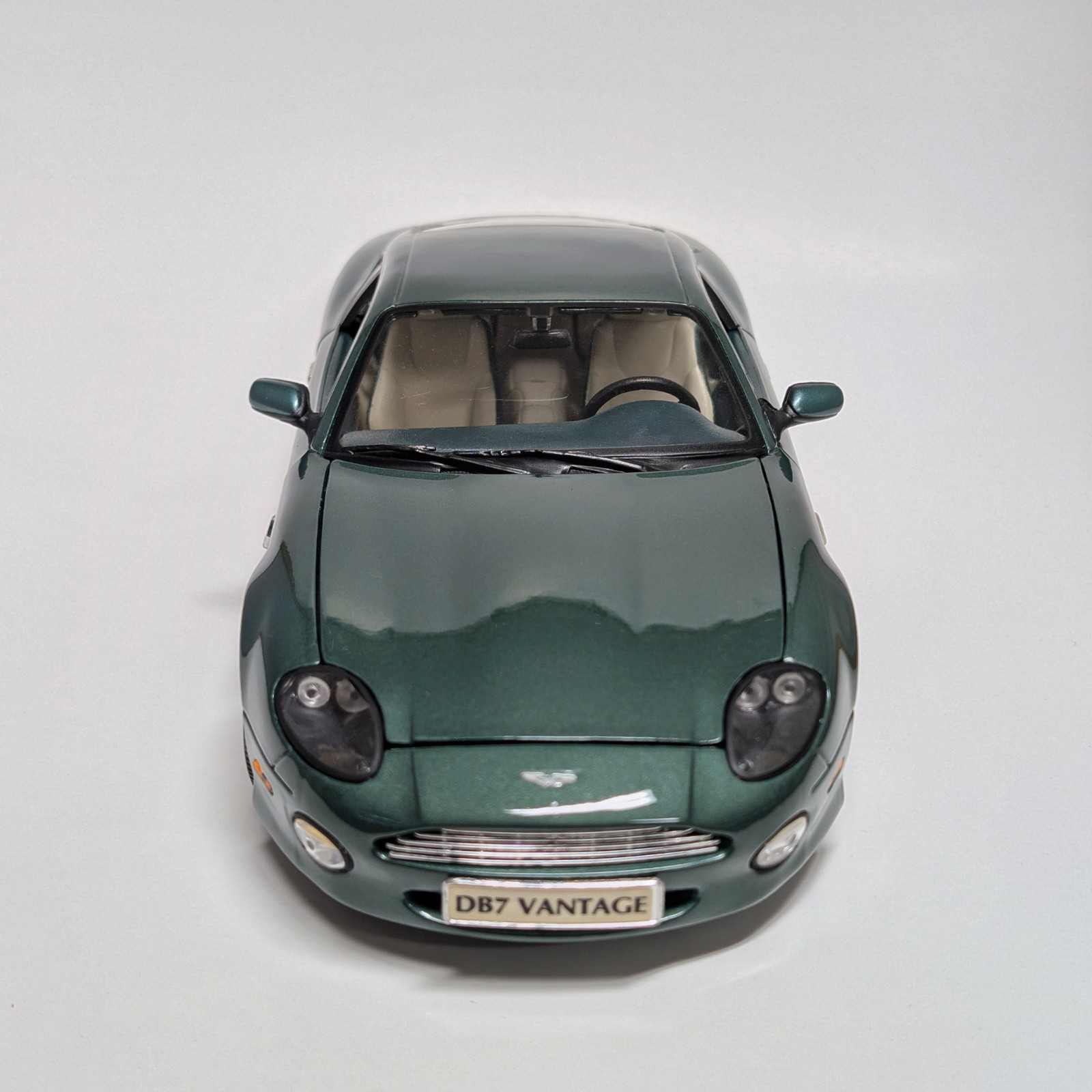 Maisto 1:18 Aston Martin DB7 Vantage Diecast Model Car – Metallic Green – Detail