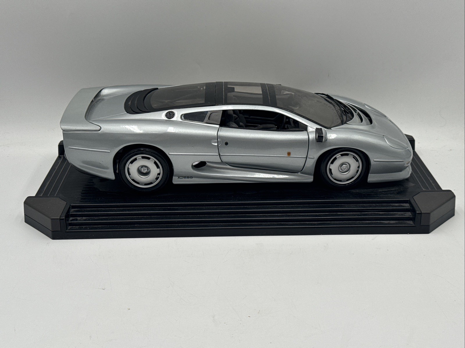 Maisto Silver Jaguar XJ220 1992 Diecast Model Car 1:12 Scale Sports Car W/ Base