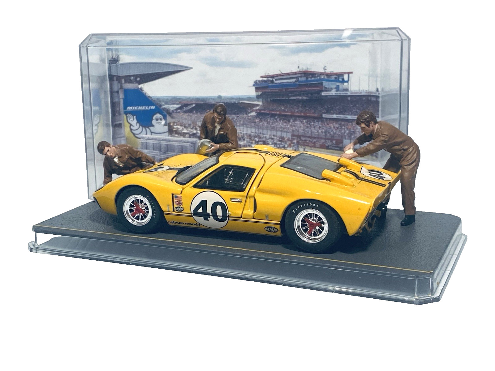 Wix 1966 Ford GT40 + 3 American Diorama Race Day Crew + Custom Showcase 1:24
