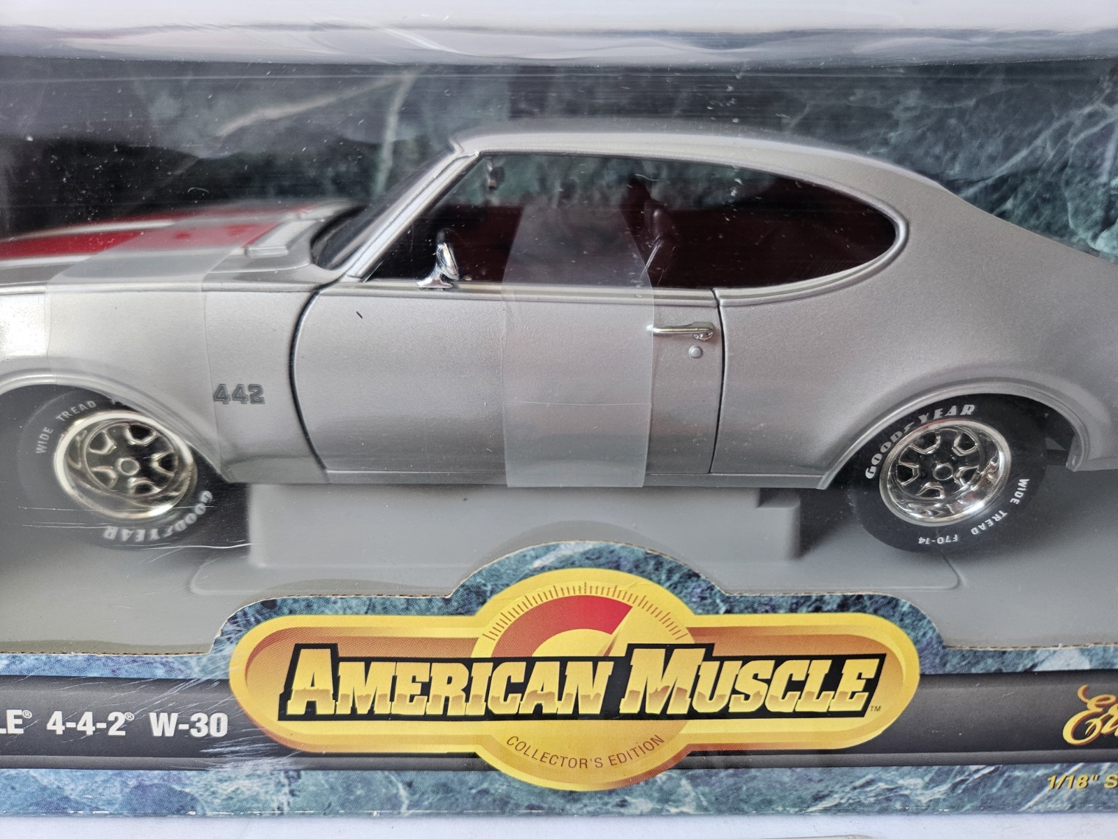 ERTL American Muscle 1969 Oldsmobile 442 W-30 Silver Exclusive 1/18 diecast car