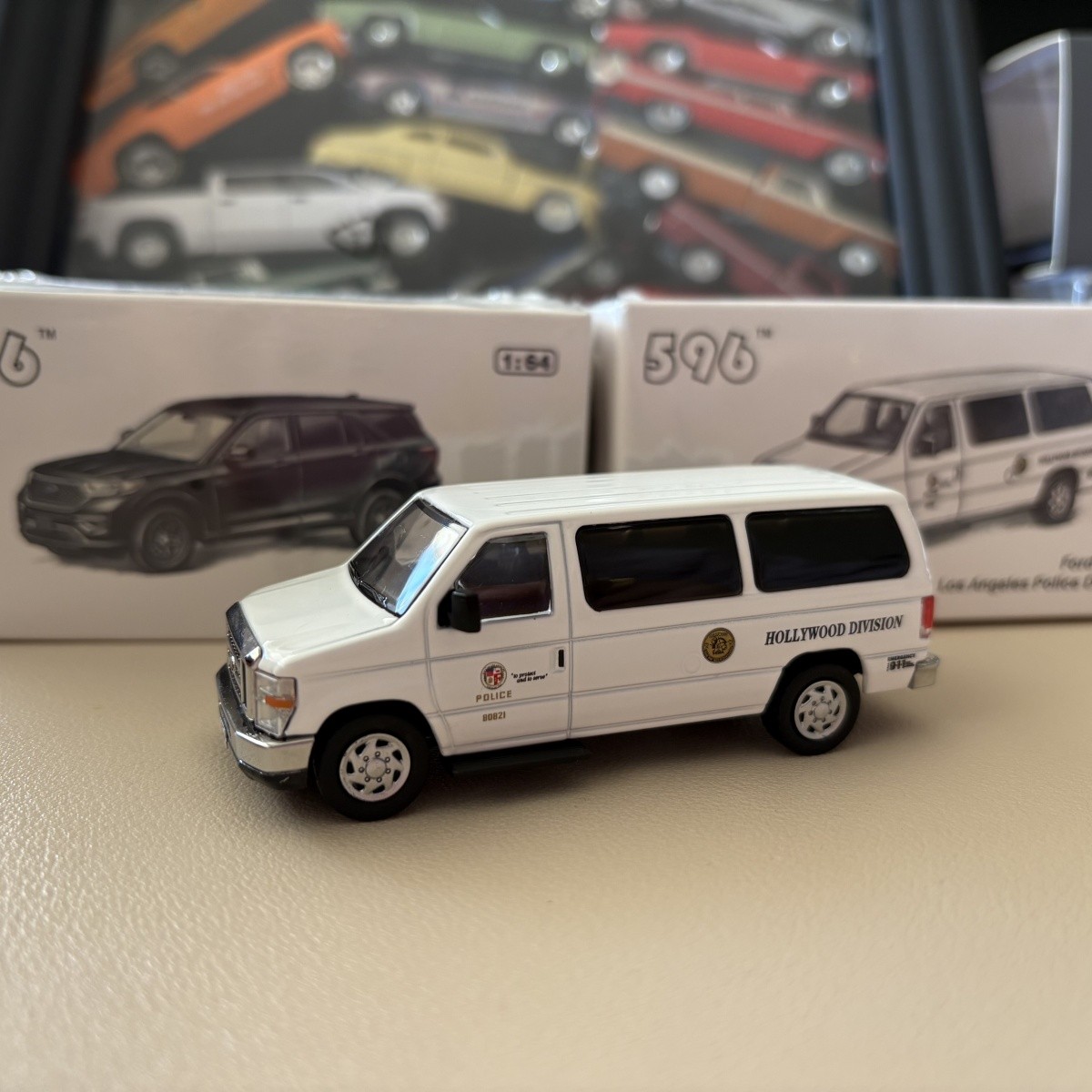 596 Model 1:64 Ford E-Series E350 Super Duty LAPD Hollywood Division