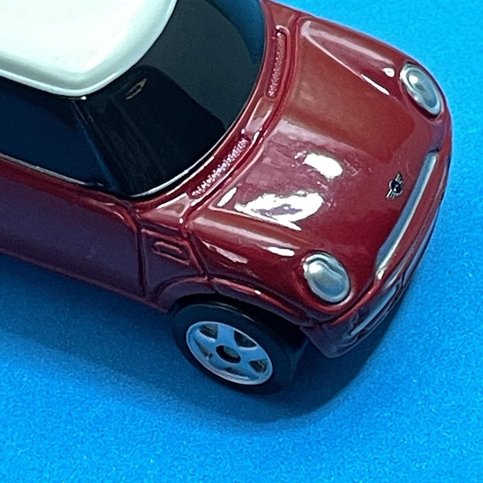 2001 Maisto Mini Cooper Metallic Red Diecast Car with White Top detailed Loose