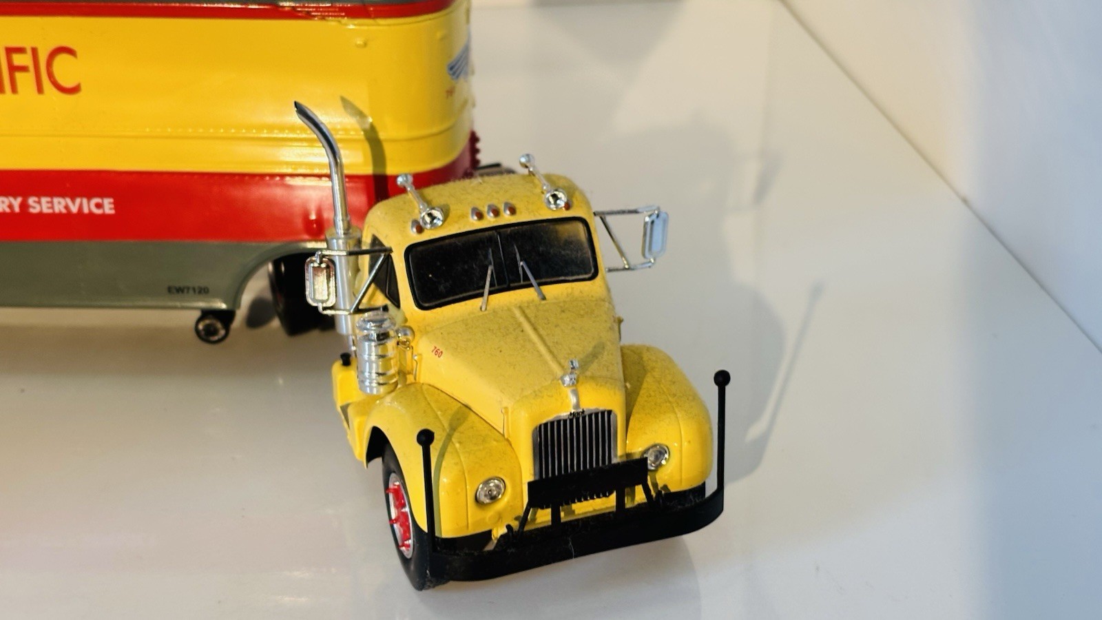 IXO Models 1/43 Scale TTR005 Mack B 61 1955 Union Pacific – Boxed