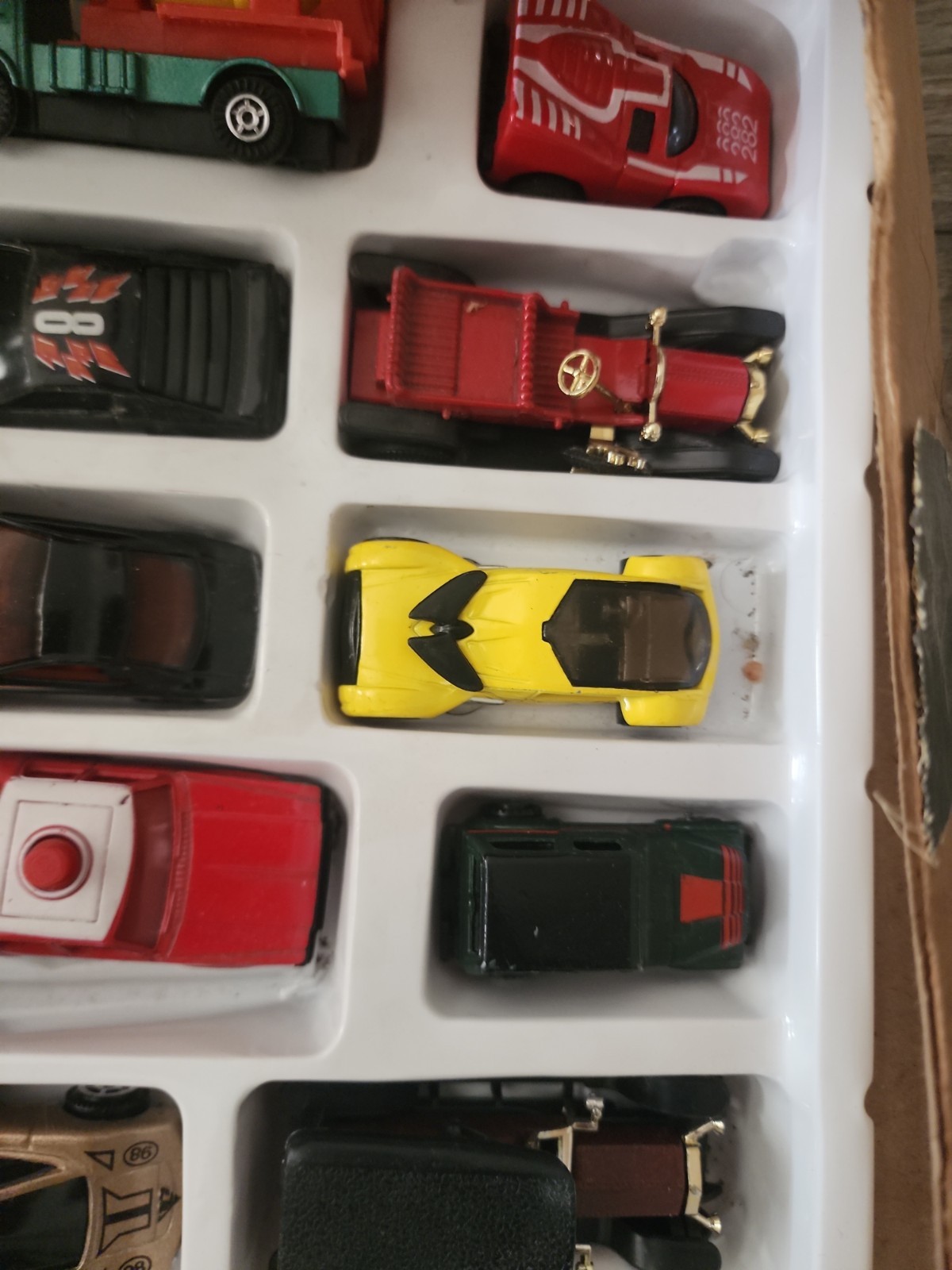 Lot VINTAGE HOTWHEELS Diecast Toy Vehicle Car 24 Cars In Tray