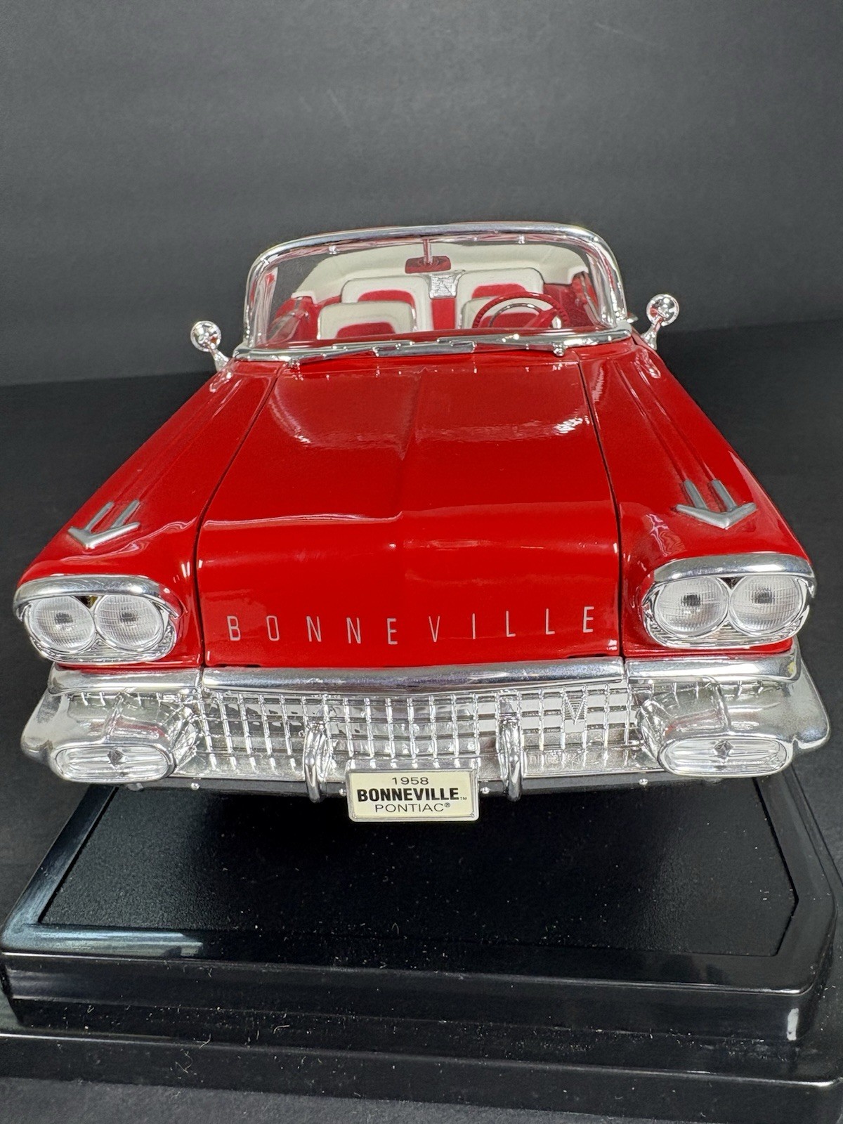 Road Signature 1958 Pontiac Bonneville Convertible 1:18 Diecast Red No Box