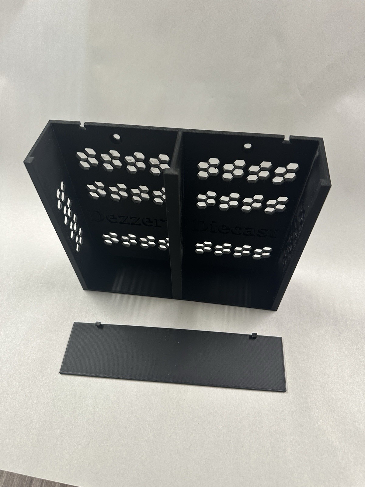 1:64 NASCAR 8 Car Diecast Wall/ Desktop Rack / Snap On Lid.