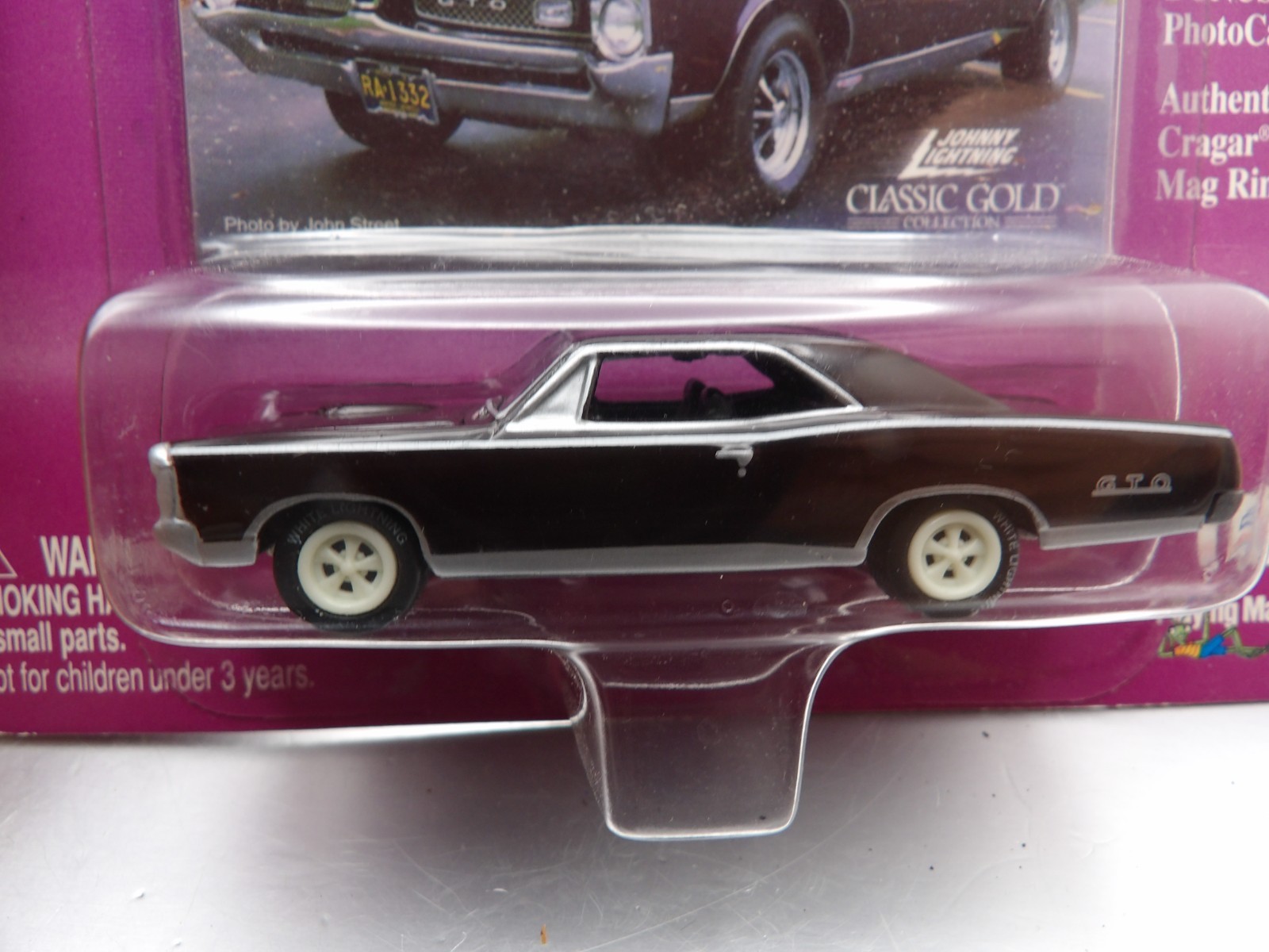 WHITE LIGHTNING 1967 PONTIAC GTO JOHNNY LIGHTNING CLASSIC GOLD COLLECTION 1:64