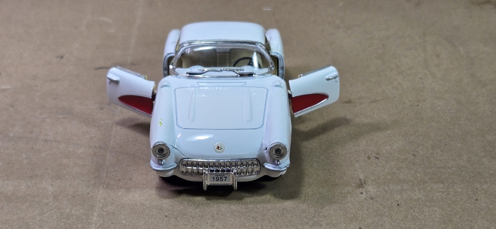 Kintoy Mfg. 1957 Chevrolet White and Red Corvette Die-Cast Car – 1:34 Scale