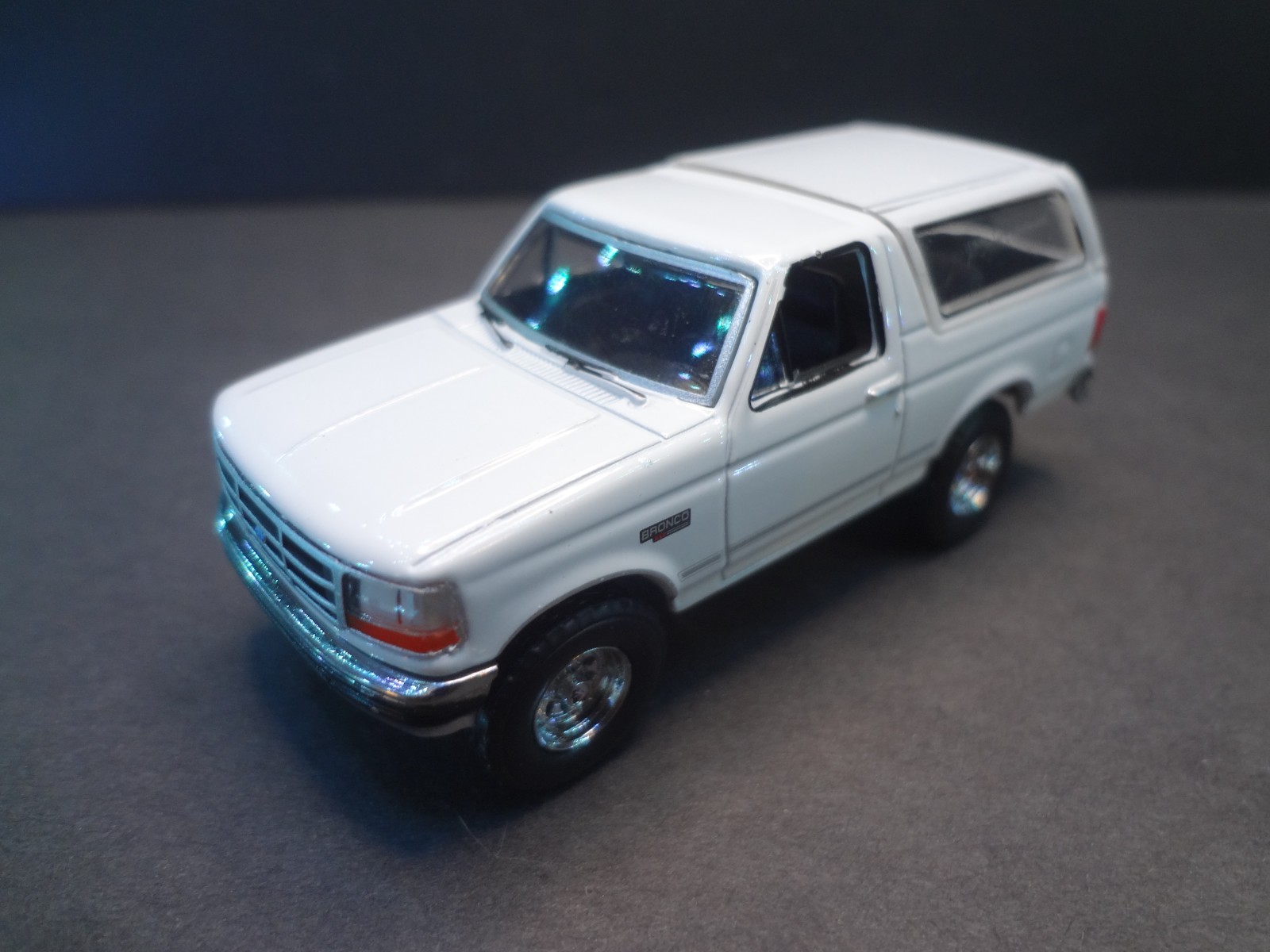 Greenlight 1993 Ford Bronco XLT white w/ removable top – Loose 1:64