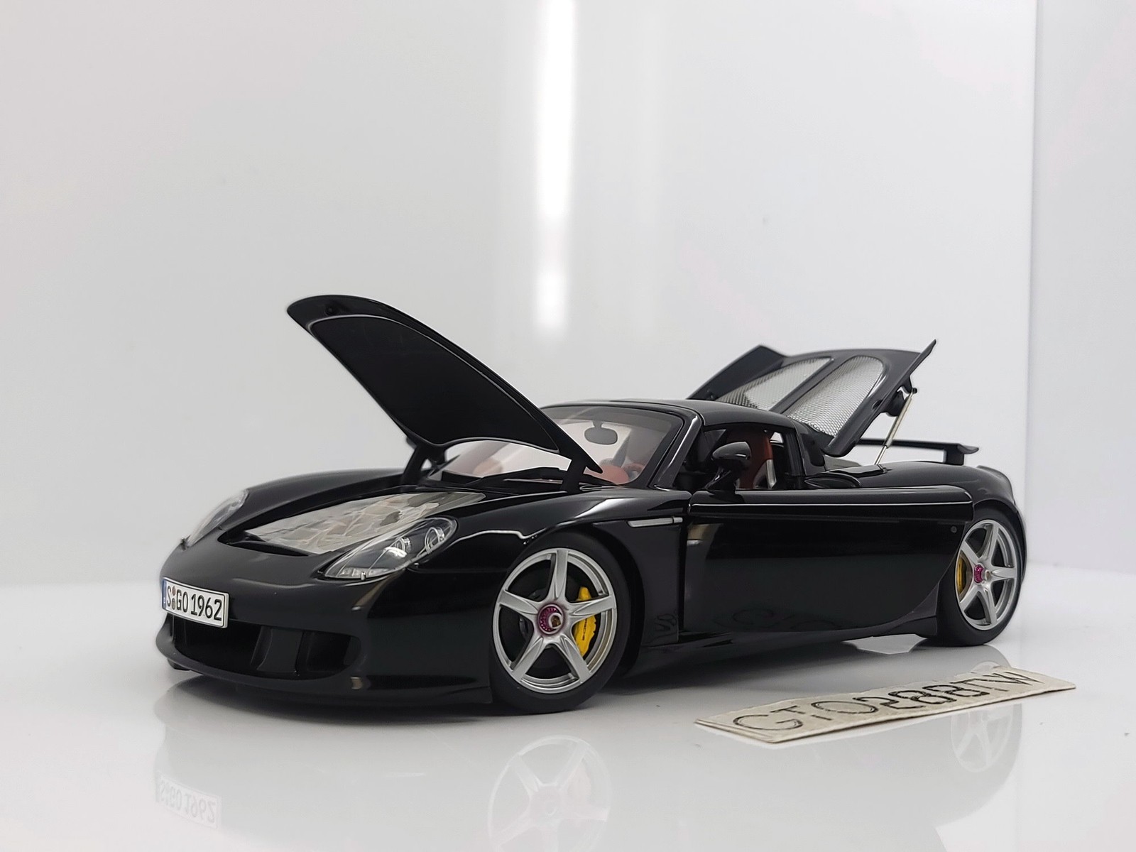AUTOart 1:18 scale Porsche Carrera GT Black / Red Interior 78042 *AS IS*