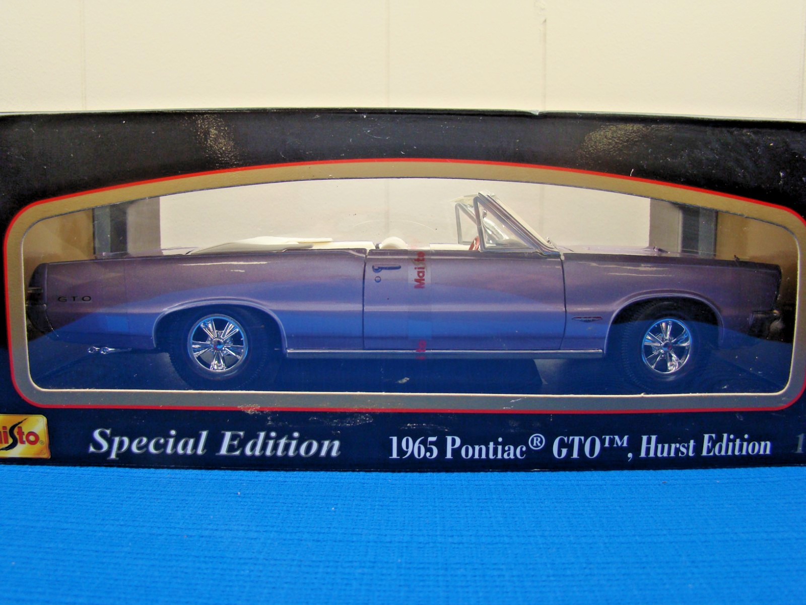 Maisto Special Edition 1965 Pontiac GTO Convertible Hurst Edition Iris Mist