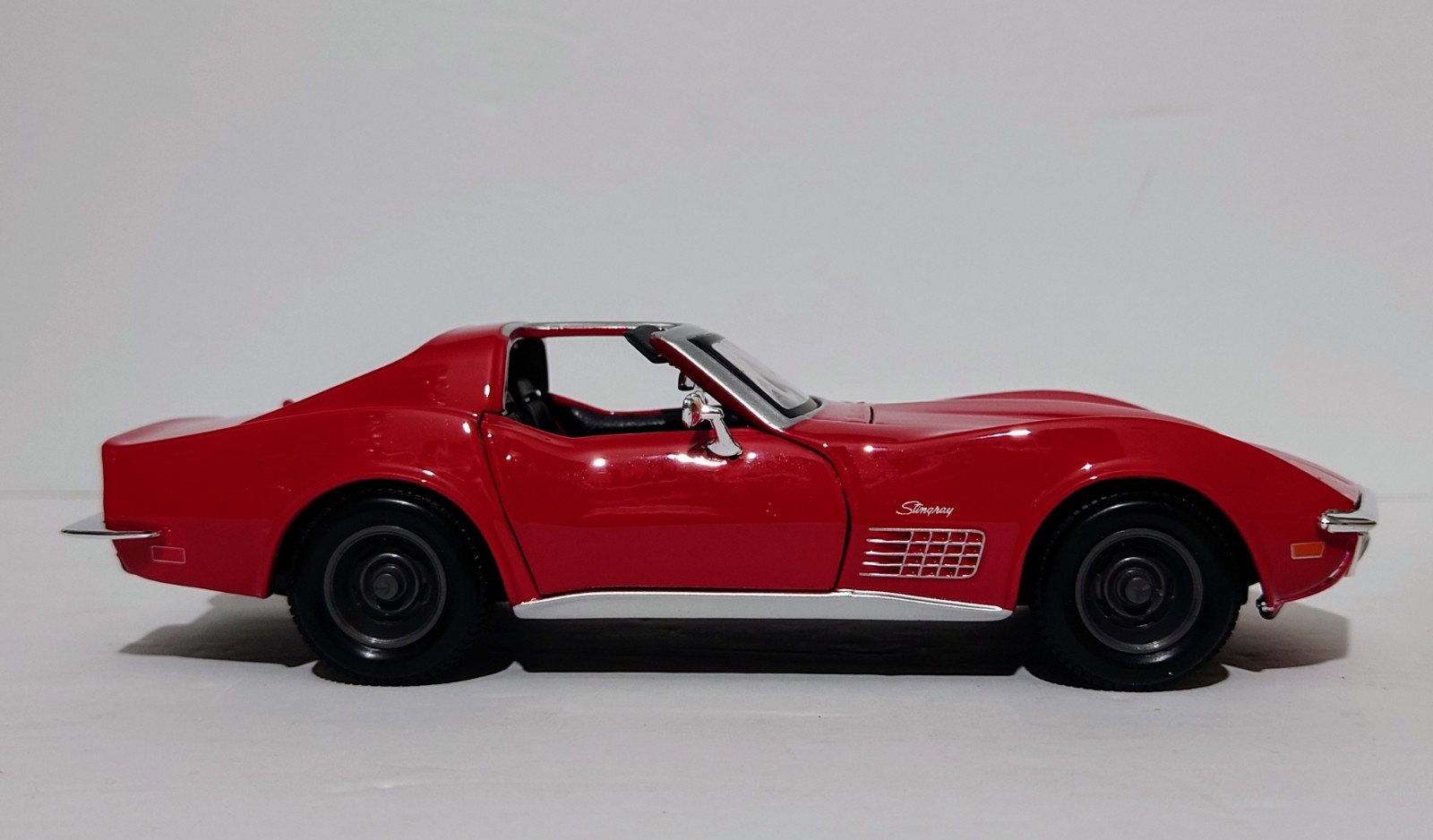 Maisto Special Edition 1970 Chevrolet Corvette T Top Red 1/24 Diecast
