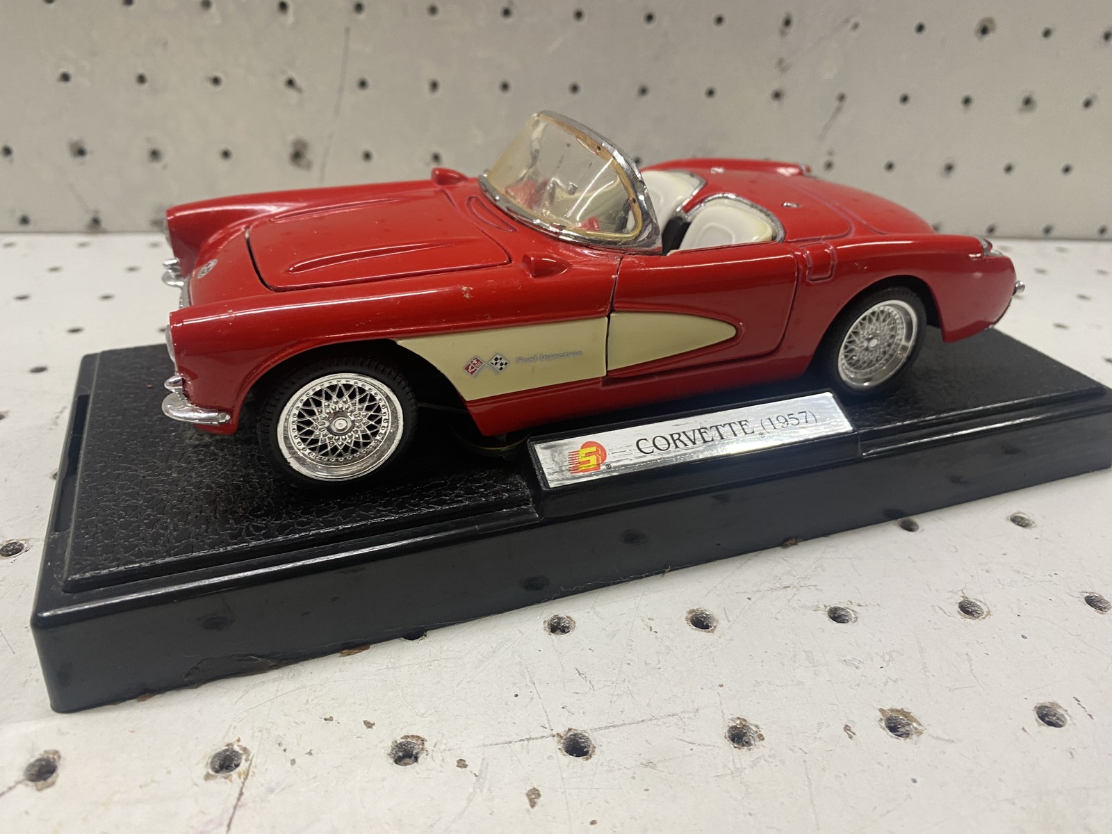 Chevrolet Corvette 1957 1:43 Diecast Model Toy Car Red Convertible With Stand