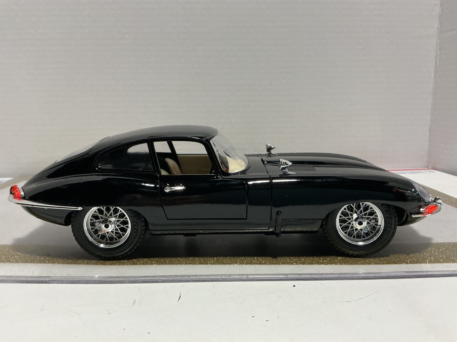 1/18 BURAGO JAGUAR “E” 1961 BLACK ON CREAM
