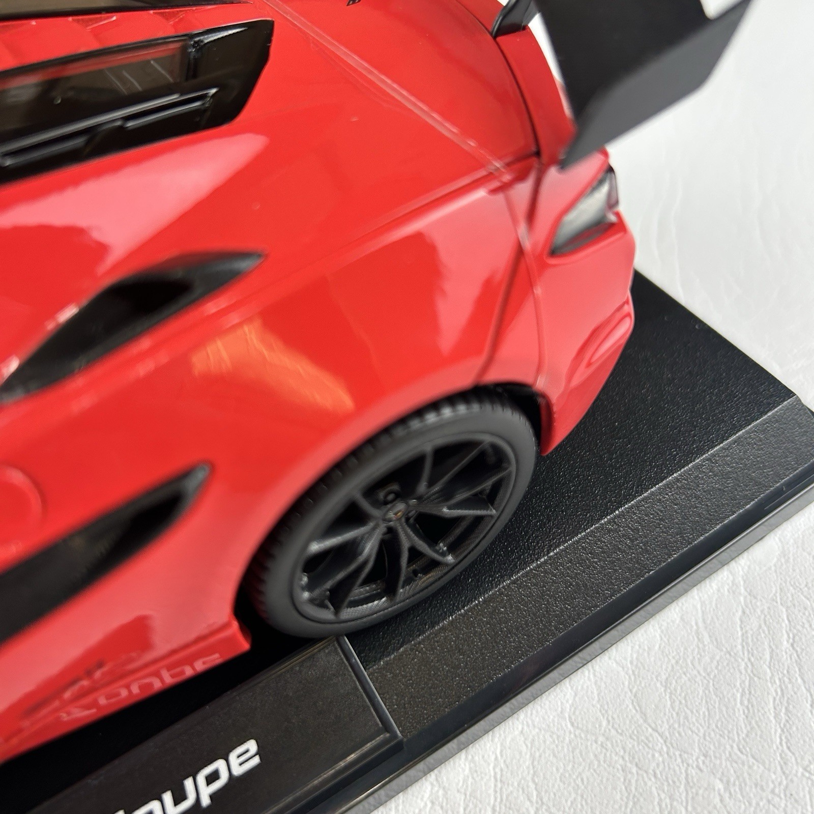 Chevrolet Corvette ZR1 Coupe Maisto 1:18 Special Edition Red Diecast Model Car