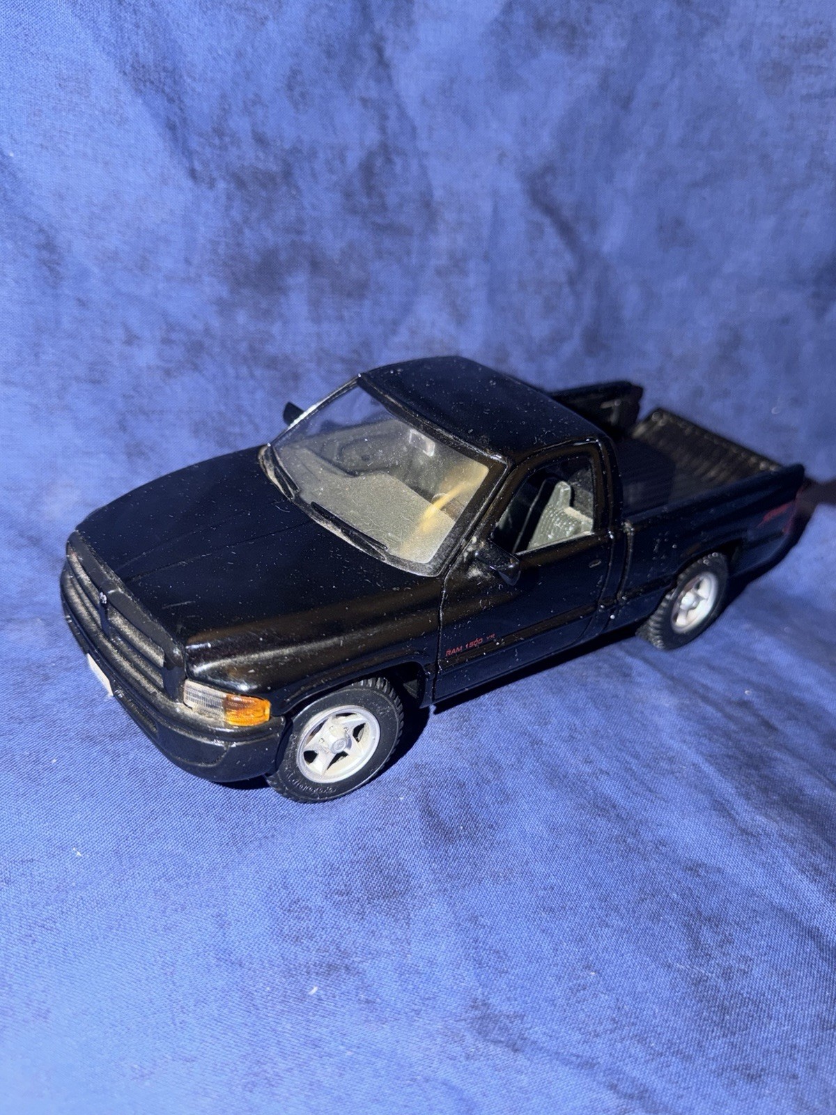 Dodge Ram 1500 V8 Sport 1/26-Black-Made by Maisto