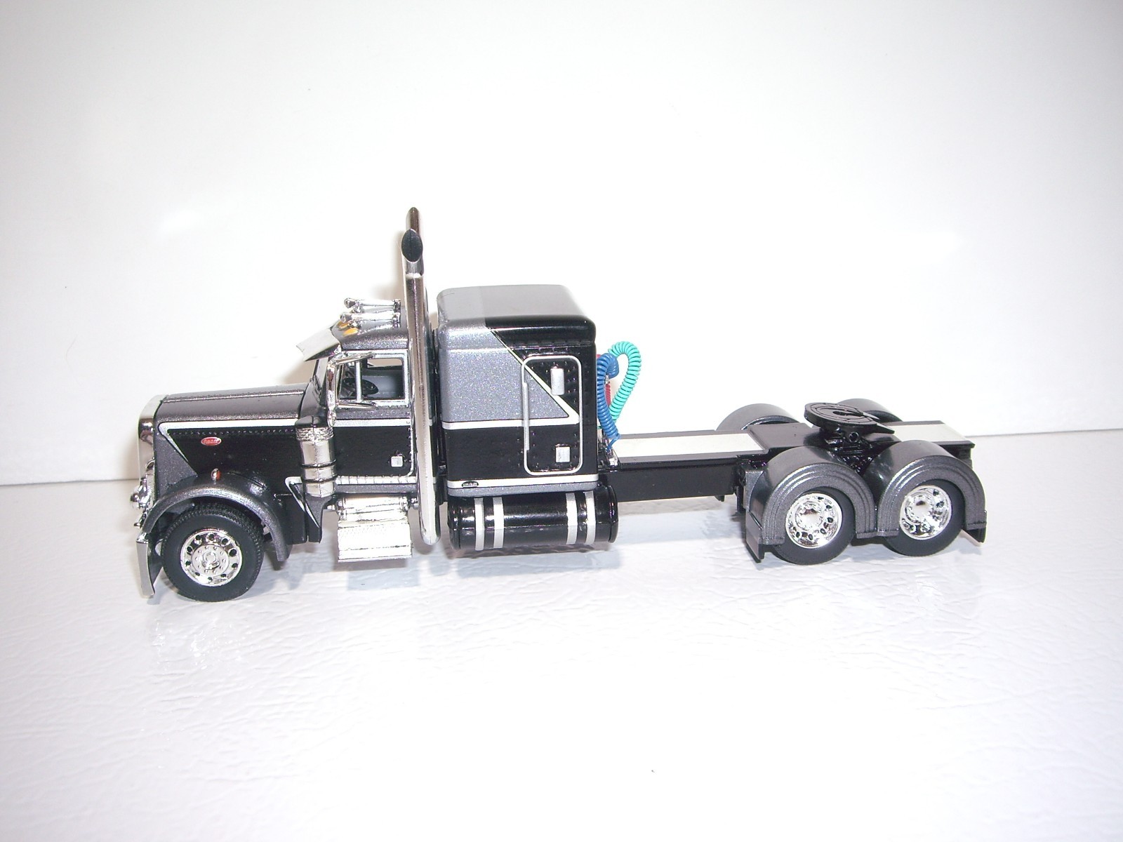 DCP FIRST GEAR 1/64 BLACK AND SILVER PETERBILT 379 WITH 63″ SLEEPER