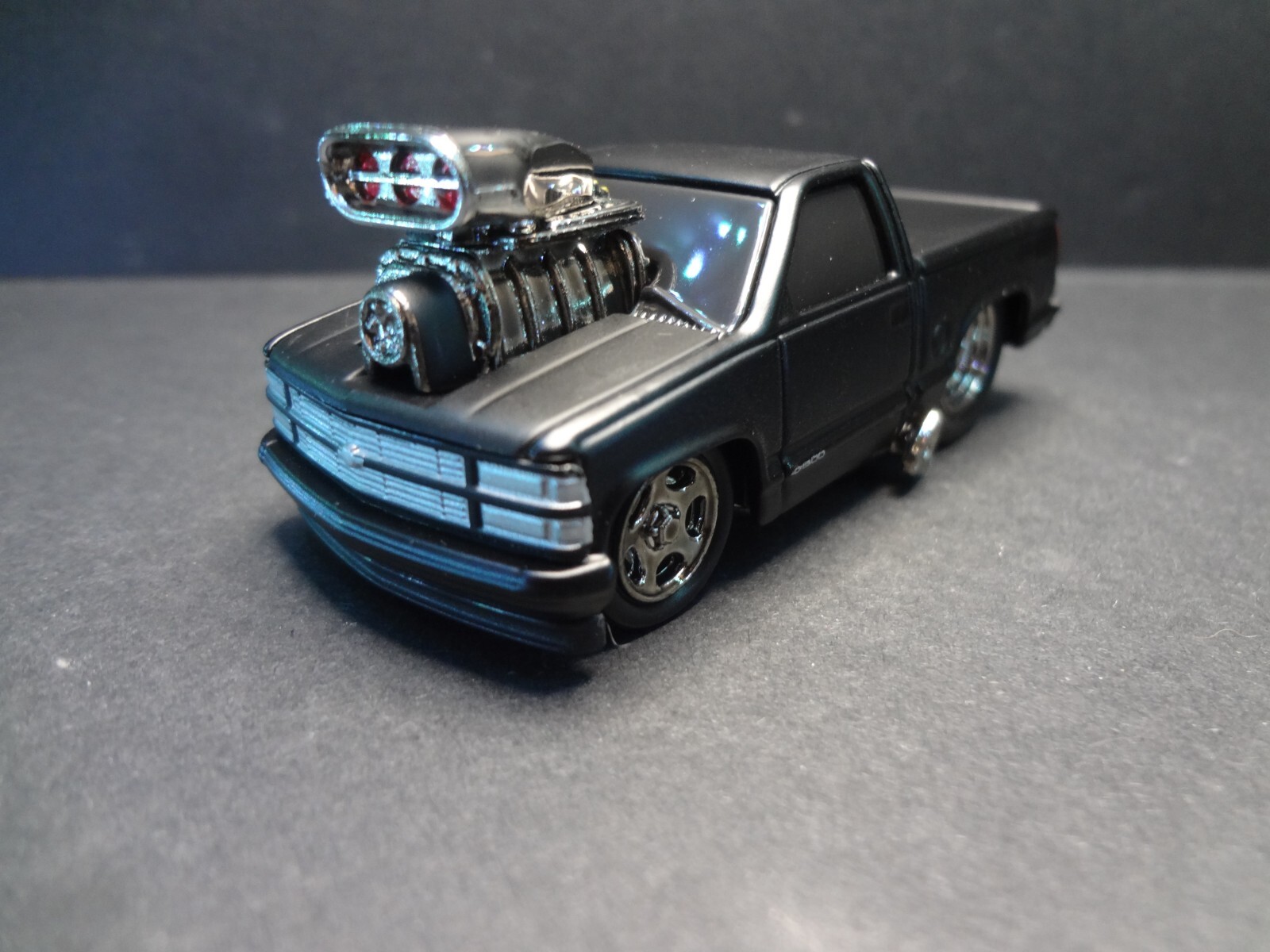 Muscle Machines 1993 Chevrolet 454 SS Pickup flat black – Loose 1:64