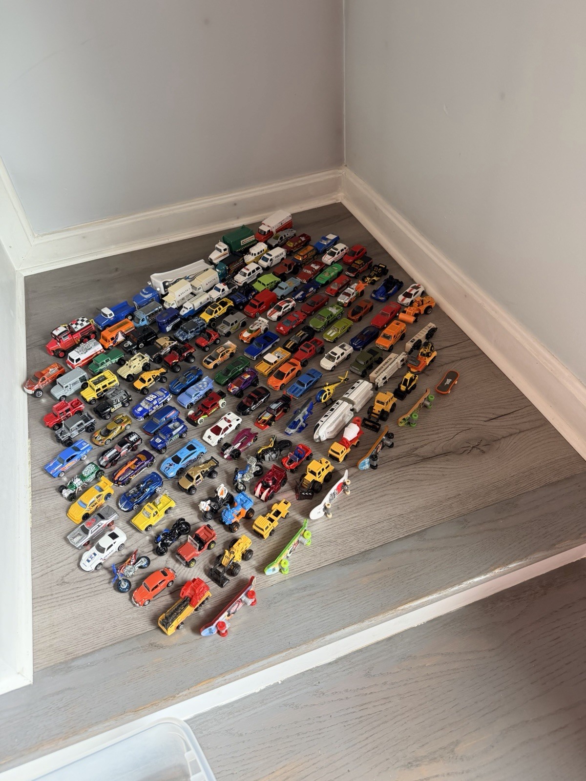 Large (126 pieces) collection of loose die-cast , plastic toy cars. Various size
