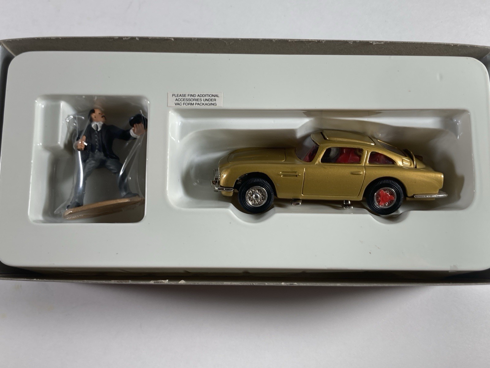 Corgi 1/43 Scale 04201 James Bond 007 Aston Martin DB5 & Oddjob Figure Set