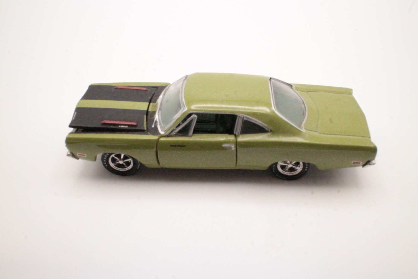 M2 Machines 1969 Plymouth Road Runner F8 Ivy Green Black Stripes 1:64 Loose