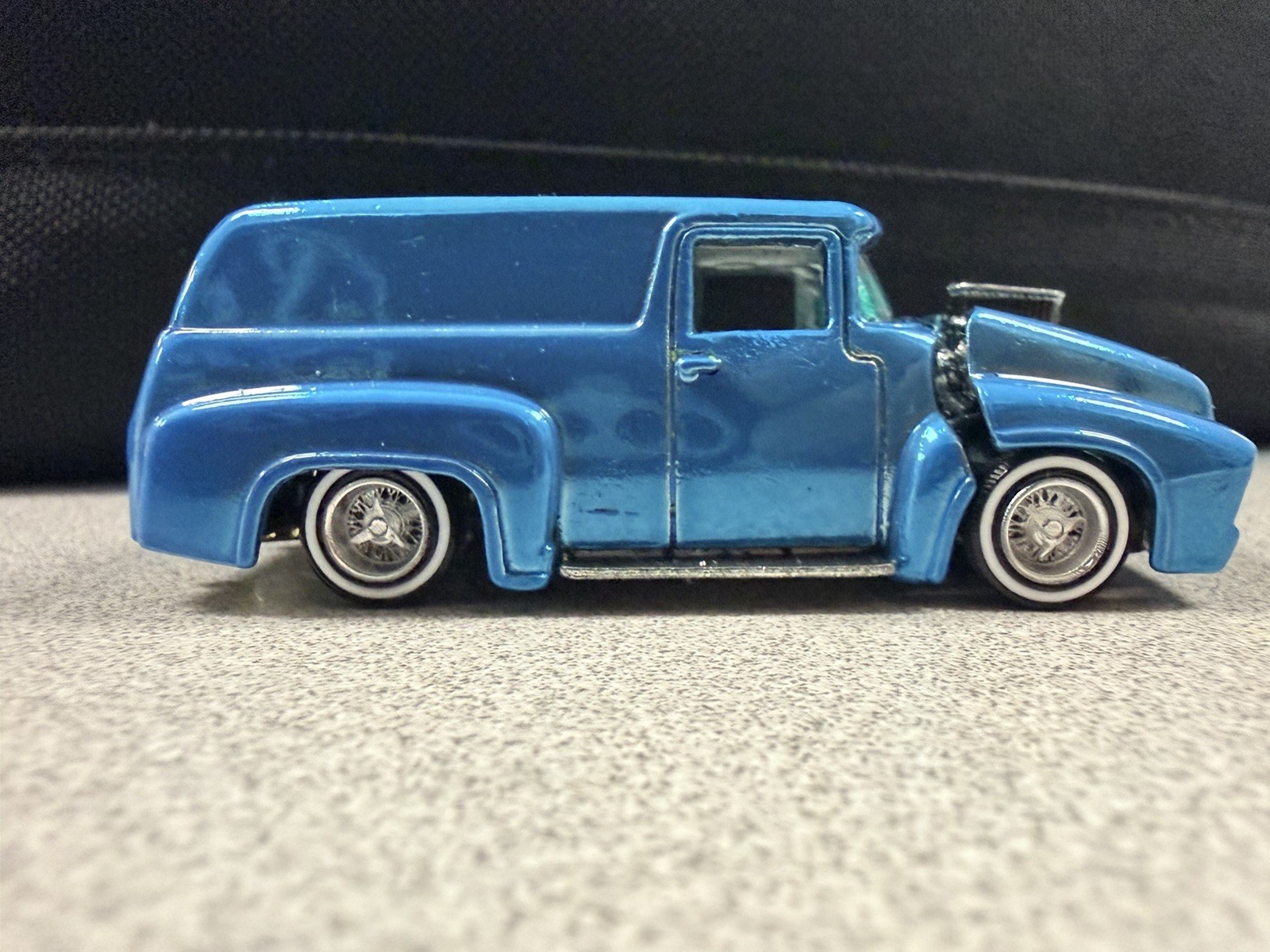 Hot Wheels ’56 Ford Custom, Blue Metalic Paint, on 3D printed lowrider wheels