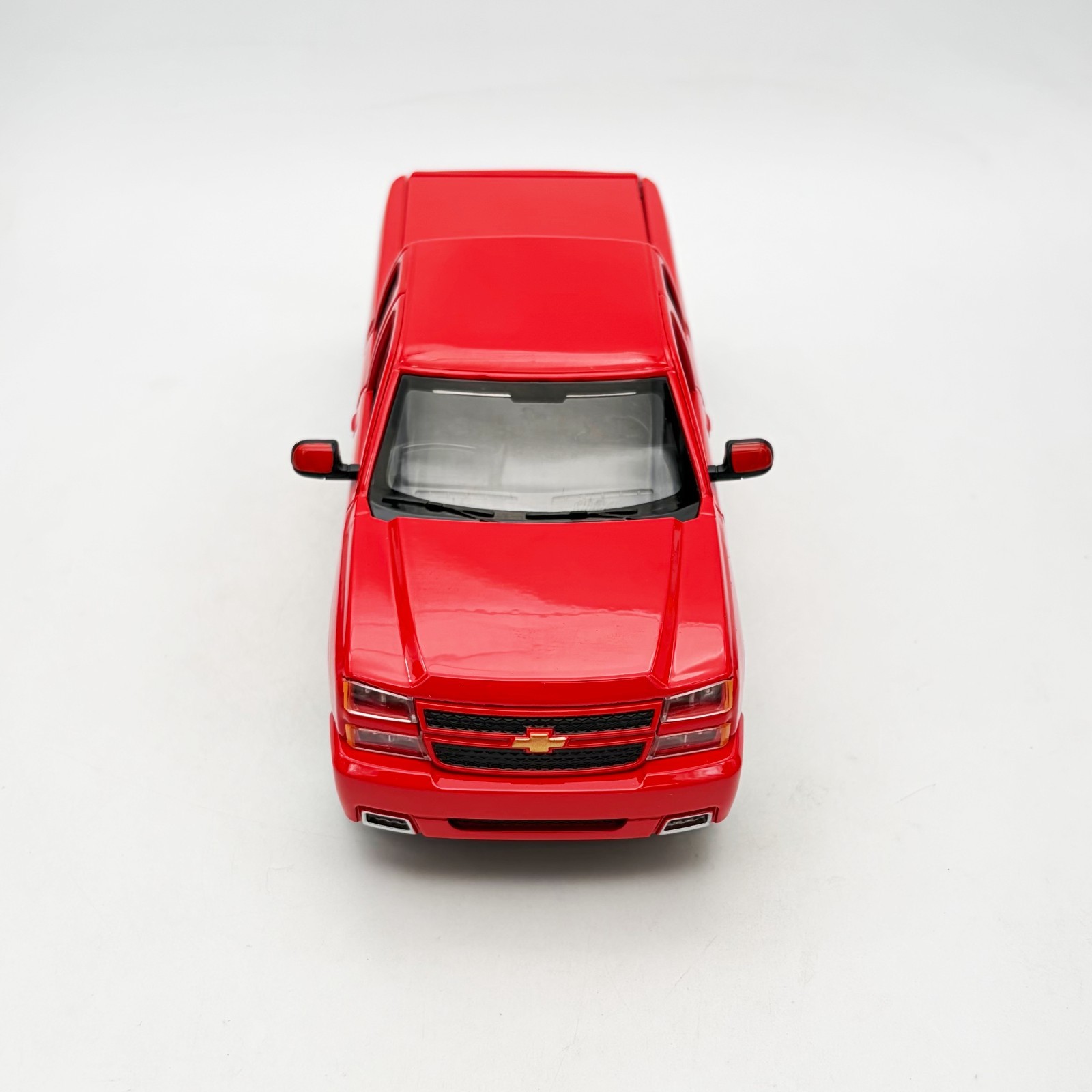 Motormax 1:24 2006 Chevy Silverado Intimidator SS Red