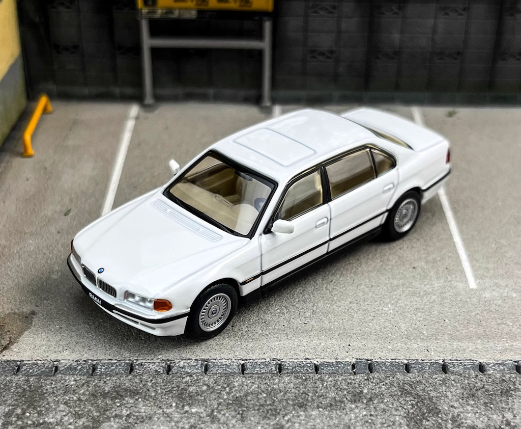 AR 1:64 White 750iL E38 Luxury Sedan Sports Model Diecast Metal Car