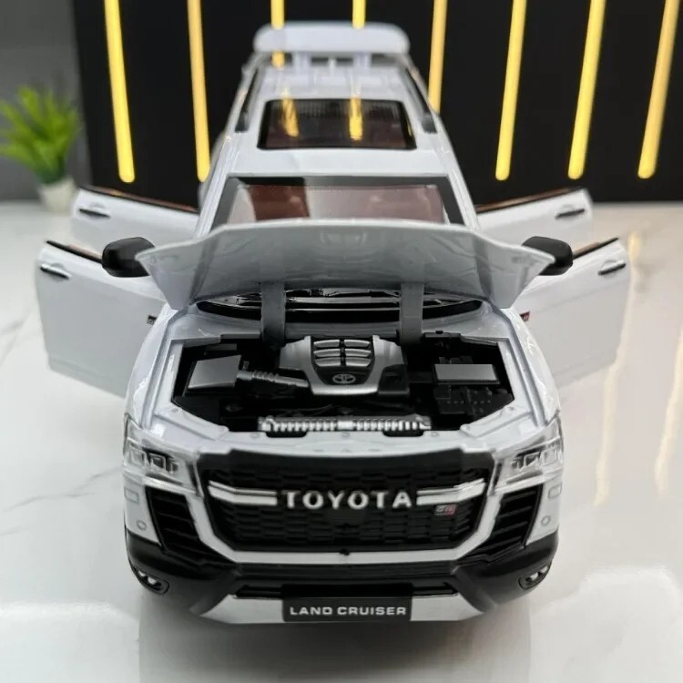 TOYOTA LAND CRUISER GT Model car Black 1:24 SUV