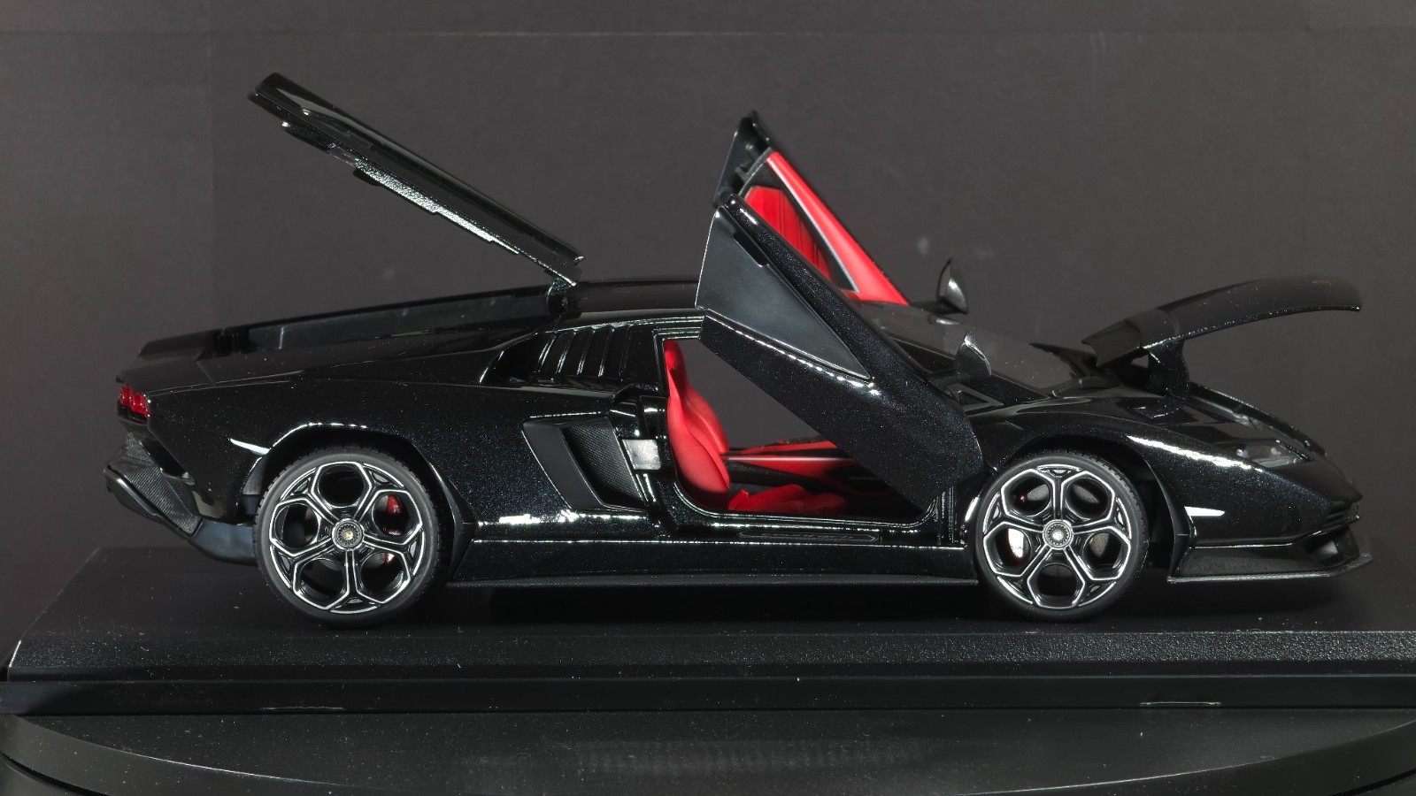 Lamborghini Countach LPI 800-4 1:18 Maisto Exclusive Style Special Edition Black