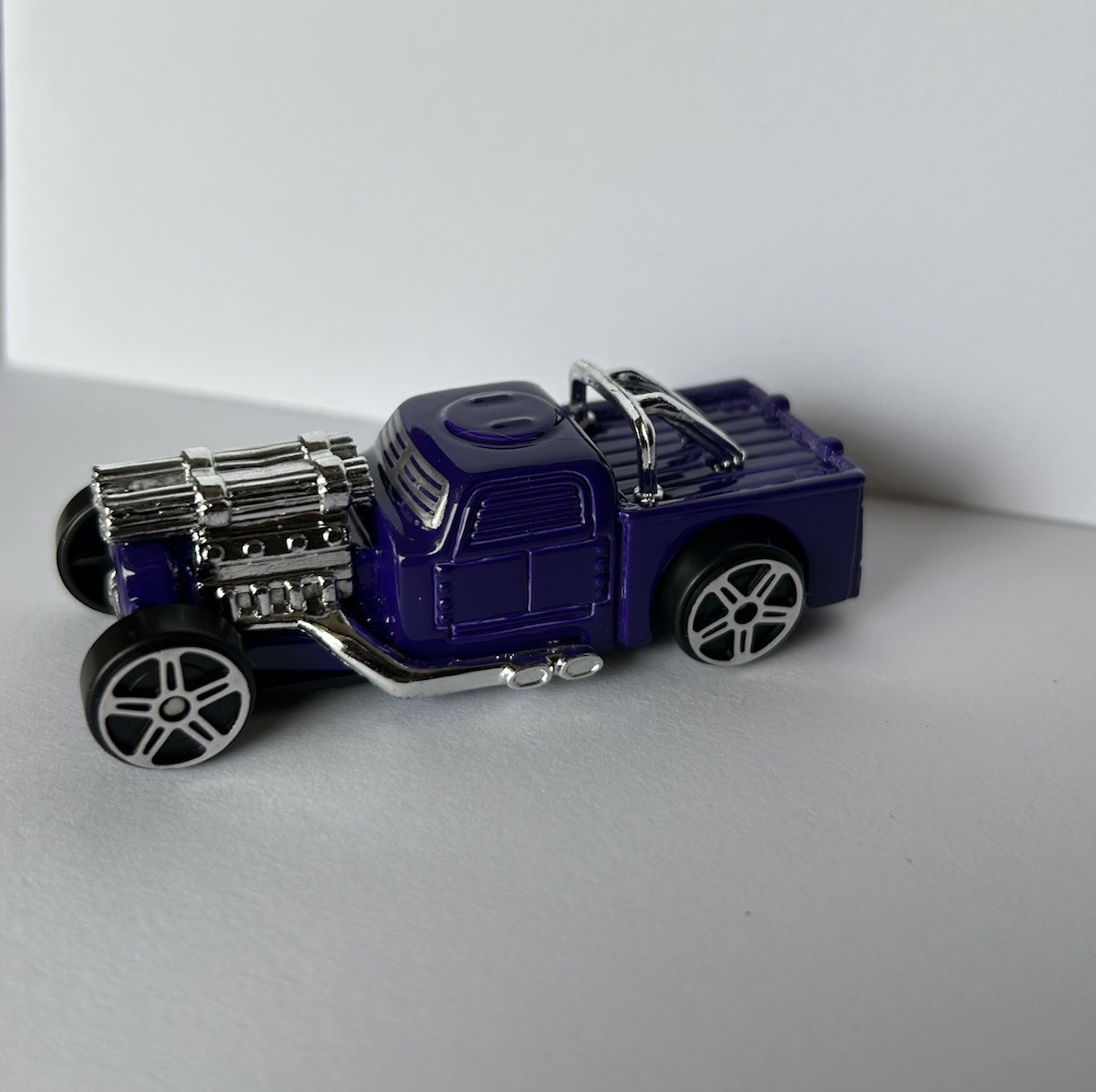 Maisto Purple Leadslinger Diecast Truck 1:64 Scale Transportation Memorabilia