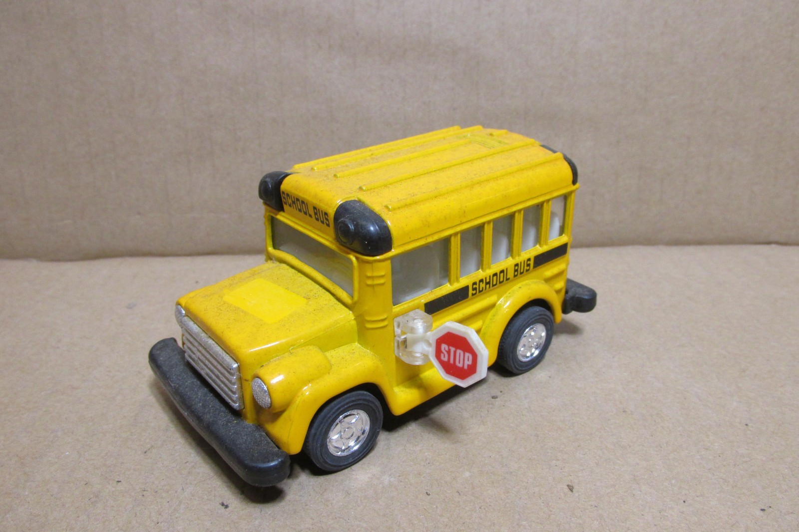 APPROXIMATELY O SCALE, KINTOY, DIECAST SHORT SCHOOL BUS