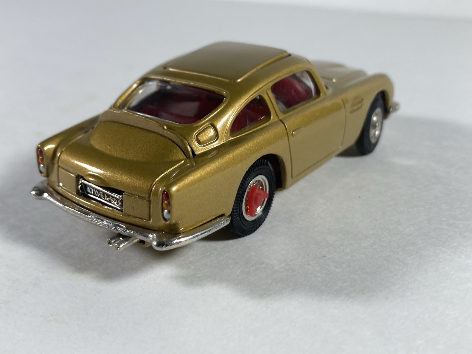 Corgi 1/43 Scale 04201 James Bond 007 Aston Martin DB5 & Oddjob Figure Set