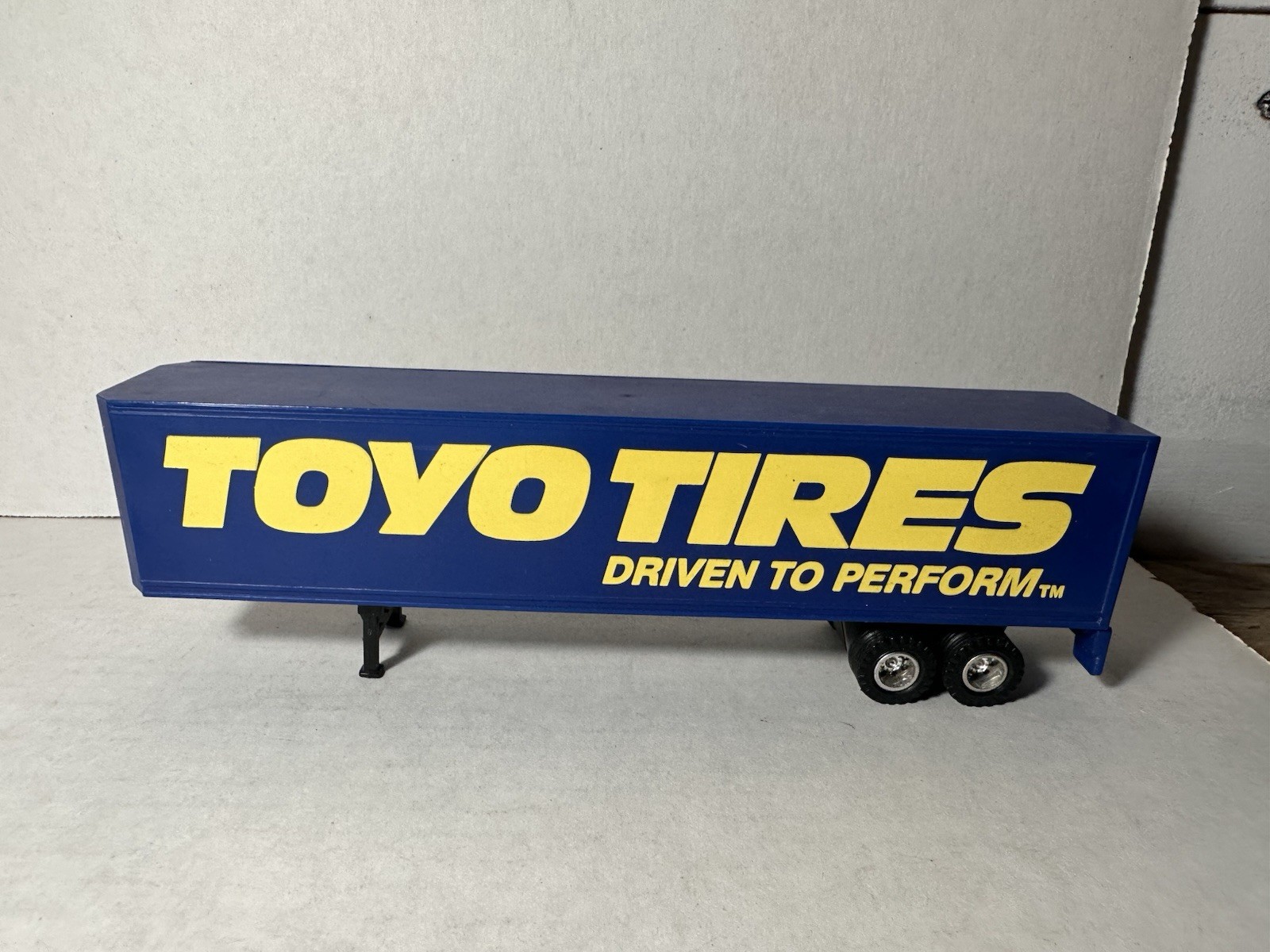 Road Champs International Toyo Tires Tractor Trailer Delivery Truck 1:64 12″