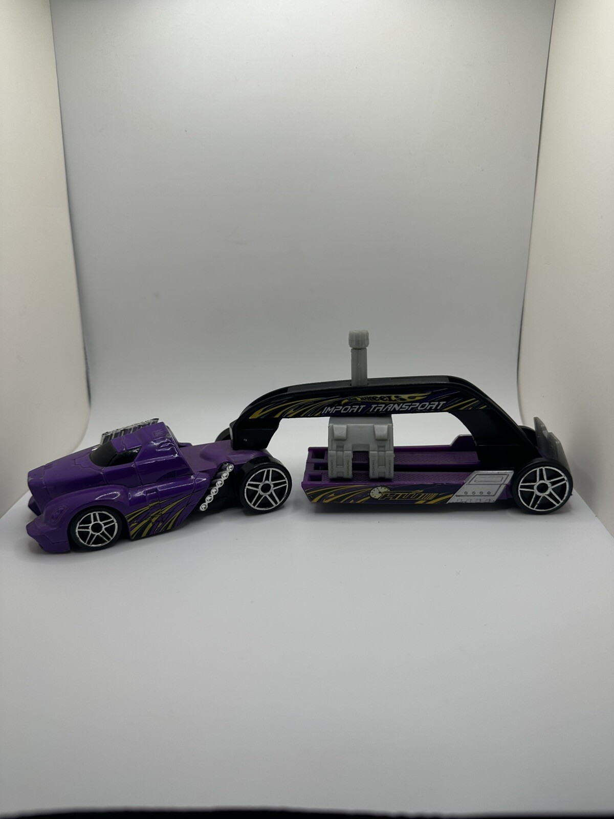 2004 Hot Wheels Truckin’ Transporters #B3910 Rampage Purple Truck & Trailer
