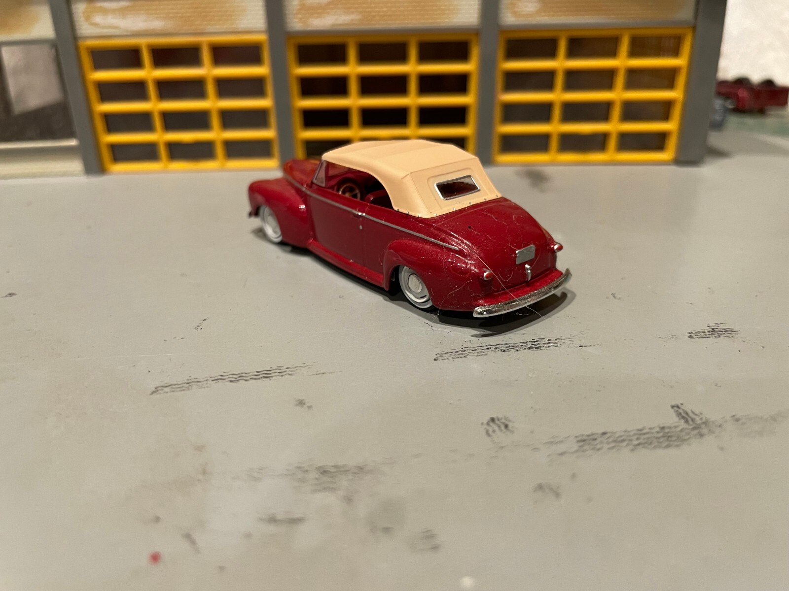 1/64 G.L. 46 FORD DELUXE CONV/MAROON.MAROON INT.TAN TOP/ FLATHEAD V8/RUBBER WW
