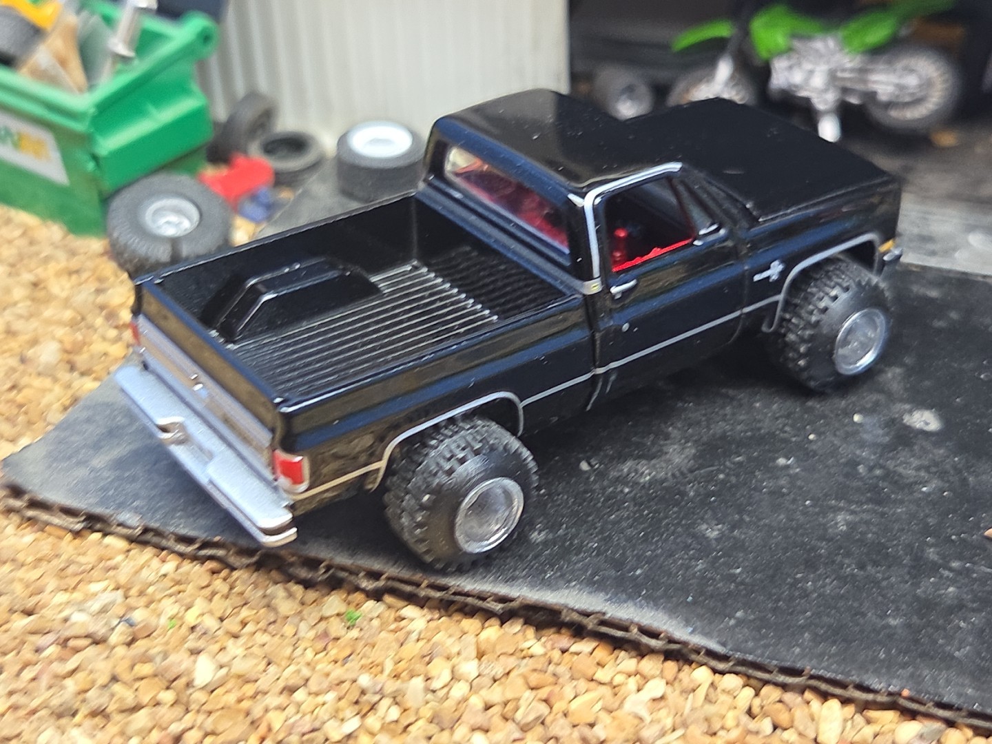 CUSTOM BUILT LIFTED 1:64 CHEVEROLET 1980s Silverado SQUARE BODY CHEVY 4×4 mud 83