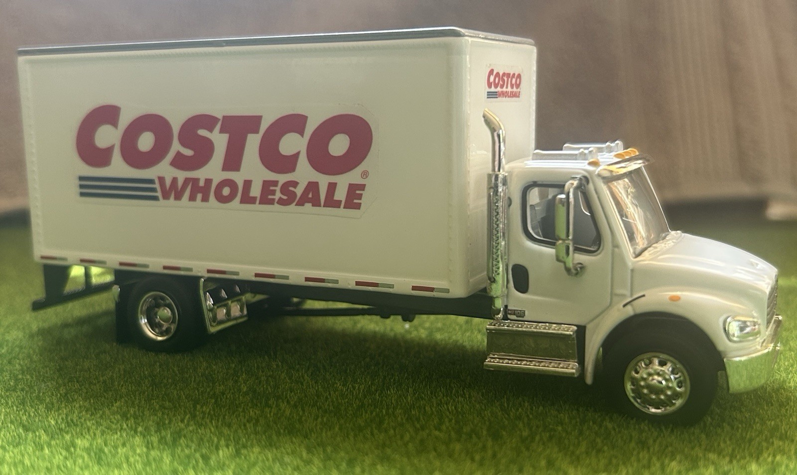 1/64 SpecCast DCP IXO…Box Delivery Truck….Freightliner
