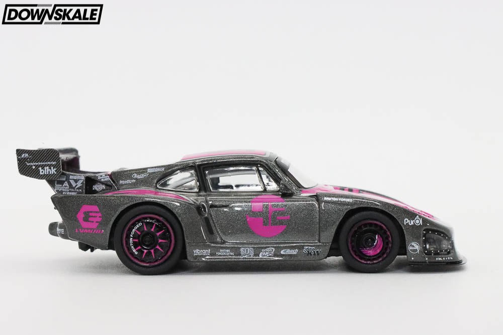Tarmac Works Bisimoto Porsche 935 K3V with Trading Cards – Pink T64-079-K3V