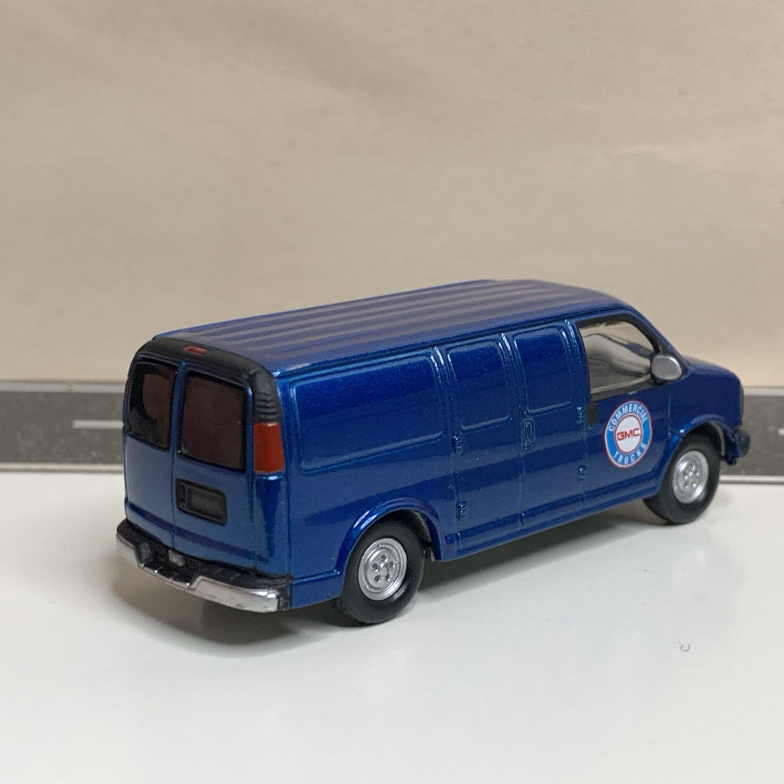 Johnny Lightning Working Class 2000 GMC Savana Van Blue “Commercial Trucks” NM