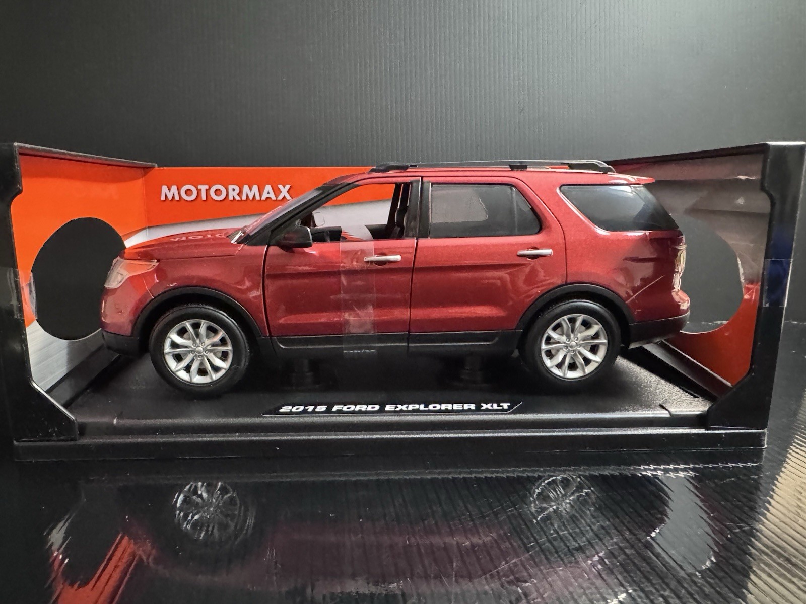 2015 Ford Explorer XLT Red Metallic 1/18 Motormax HTF Us Seller !
