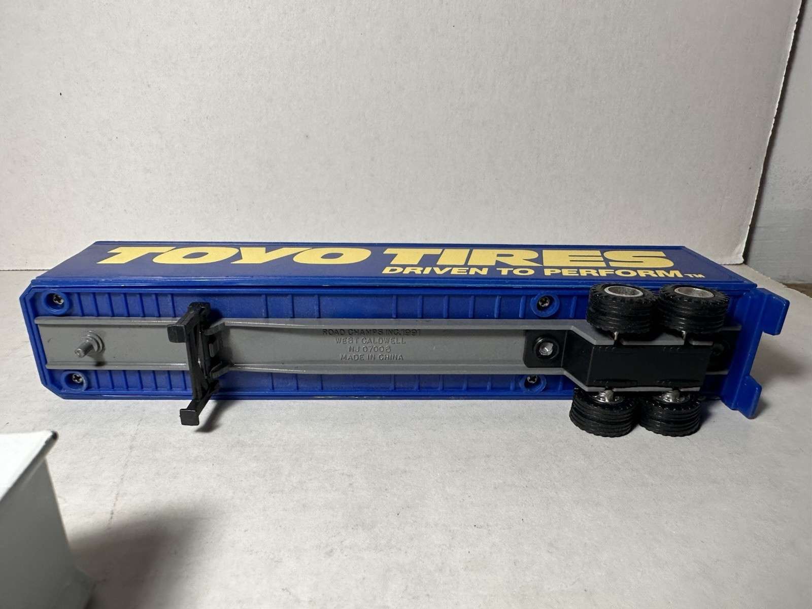 Road Champs International Toyo Tires Tractor Trailer Delivery Truck 1:64 12″
